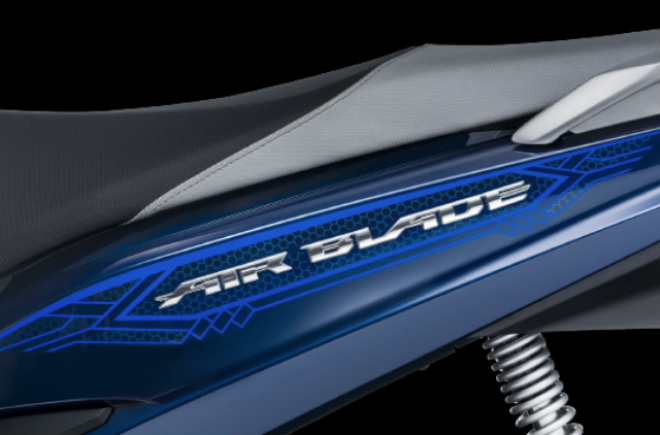 Đón chào 2018, dòng xe tay ga ăn khách Honda Air Blade ở thị trường Việt có thêm màu mới rất bắt mắt với giá bán tăng nhẹ. Đón chào 2018, dòng xe tay ga ăn khách Honda Air Blade ở thị trường Việt có thêm màu mới rất bắt mắt với giá bán tăng nhẹ.